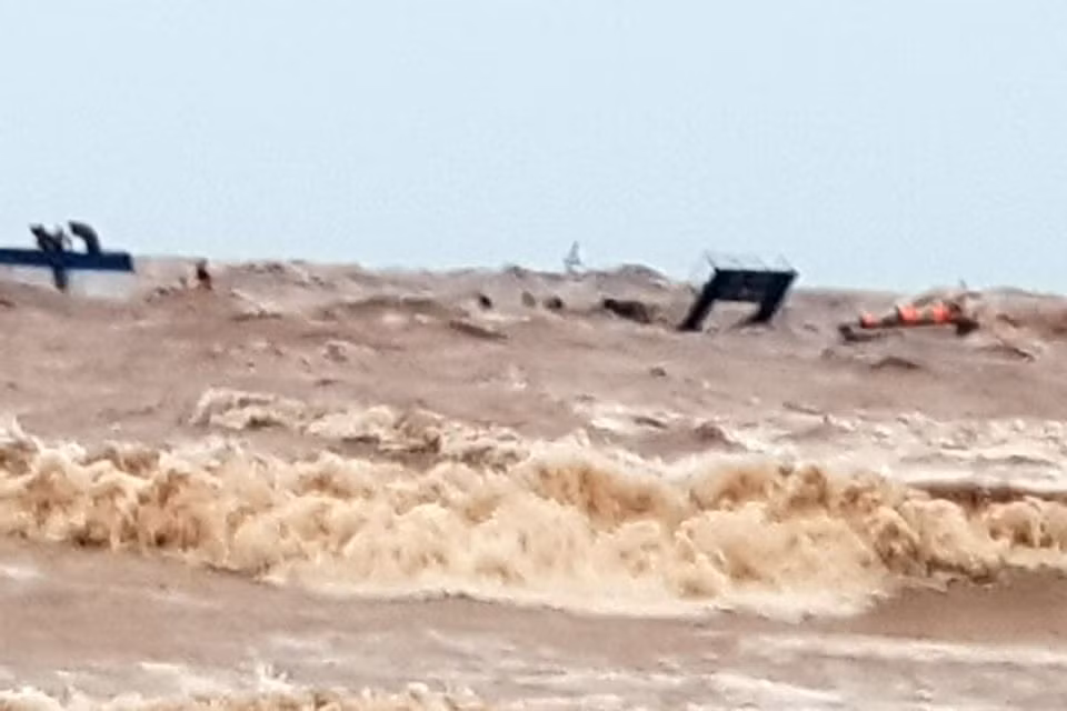 Dốc sức cứu chín người mắc kẹt trên tàu bị chìm ở biển Quảng Trị -0