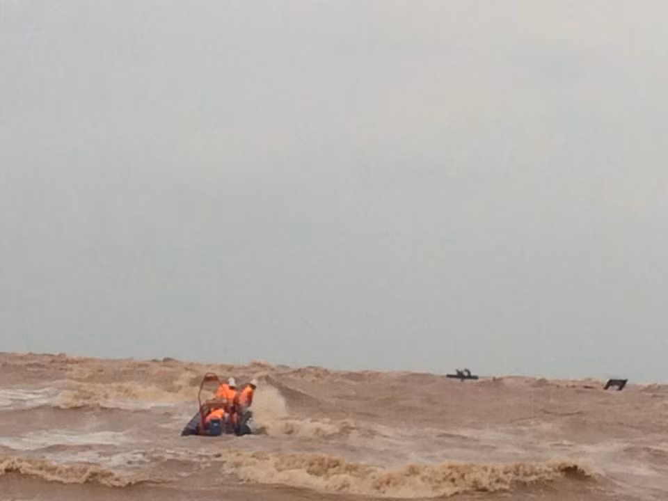 Dốc sức cứu chín người mắc kẹt trên tàu bị chìm ở biển Quảng Trị -0