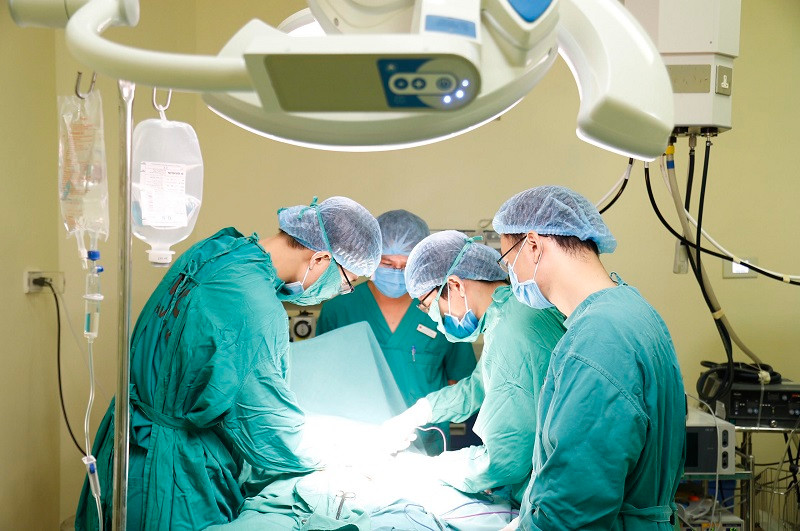 Các bác sĩ phẫu thuật loại bỏ khối u cho bệnh nhân.