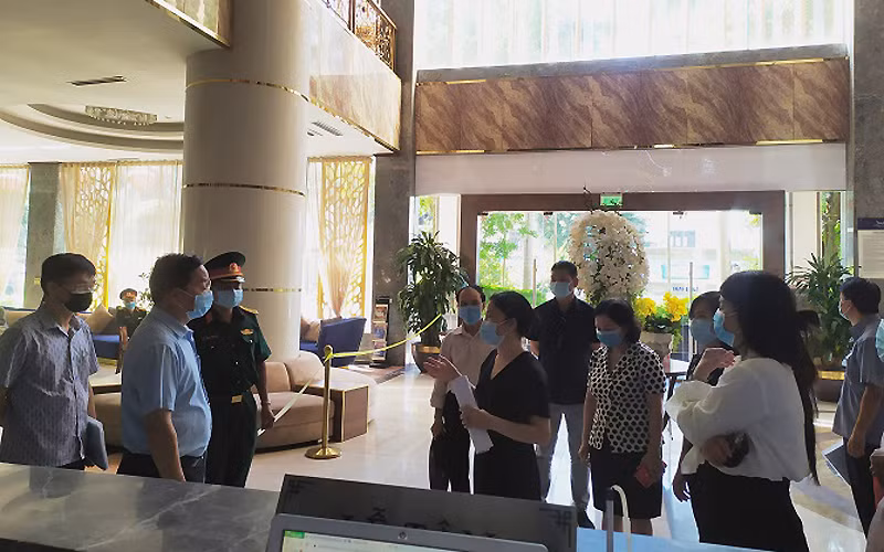 Đoàn công tác Sở Y tế Hà Nội kiểm tra khu vực cách ly tập trung cho chuyên gia tại Khách sạn Mường Thanh Grand Xa La. (Ảnh: Sở Y tế Hà Nội) 