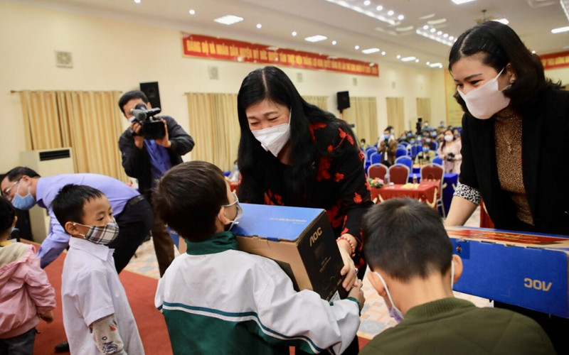 20 em học sinh có hoàn cảnh khó khăn vui mừng nhận hỗ trợ bộ máy tính. Hà Nội khánh thành 15 nhà Đại đoàn kết tặng người nghèo -0