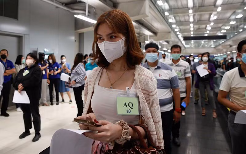 Các tỉnh nguyện viên đóng giả hành khách trong cuộc diễn tập giả định tại sân bay Suvarnabhumi. (Ảnh: Reuters)