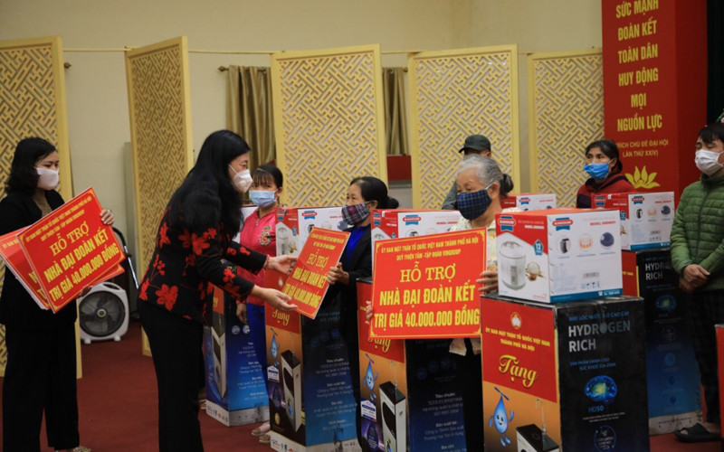 Các hộ khó khăn nhận trao hỗ trợ xây dựng nhà Đại đoàn kết. Hà Nội khánh thành 15 nhà Đại đoàn kết tặng người nghèo -0