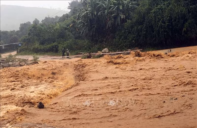 Một tuyến đường trên địa bàn huyện Tu Mơ Rông, tỉnh Kon Tum bị ngập, ngăn cách giao thông ngày 10/9/2021.