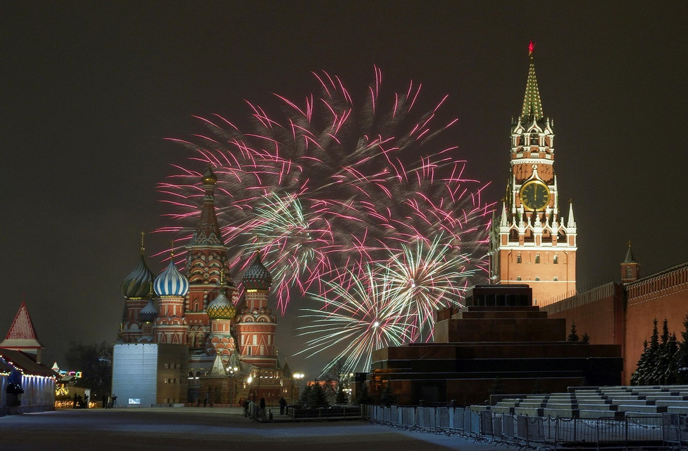 Pháo hoa rực sáng bầu trời trên điện Kremlin và nhà thờ thánh Basil trong lễ đón năm mới ở Moscow, Nga. (Ảnh: Reuters) Thế giới chào năm mới 2022 trong bối cảnh thắt chặt quy định phòng, chống dịch Covid-19 -0