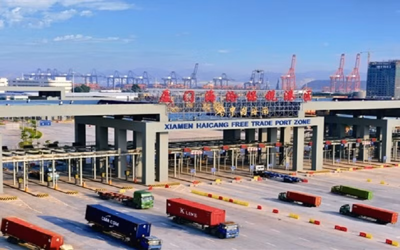 Khu phi thuế quan thuộc cảng Hải Thương (Hạ Môn, Trung Quốc), nơi thu hút nhiều vốn đầu tư nước ngoài. (Ảnh: Nhân Dân Nhật báo)
