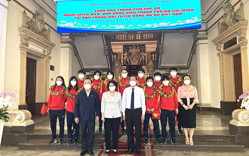 Đoàn huấn luyện viên, vận động viên đội tuyển bóng đá nữ Việt Nam chụp hình lưu niệm với lãnh đạo Thành phố. Lãnh đạo Thành phố Hồ Chí Minh gặp gỡ các thành viên trong đội bóng nữ Việt Nam -0