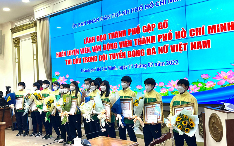 Khen thưởng cho các huấn luyện viên, vận động viên. Lãnh đạo Thành phố Hồ Chí Minh gặp gỡ các thành viên trong đội bóng nữ Việt Nam -0