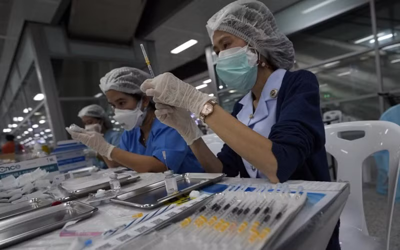 Trung tâm tiêm chủng tại Bangkok, Thái Lan. (Ảnh: AP)