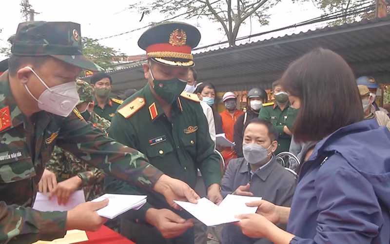 Thăm hỏi, động viên du khách, người nhà nạn nhân gặp nạn.