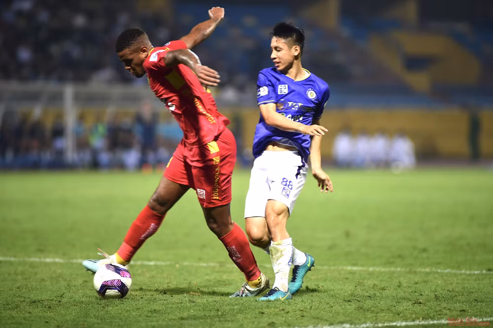 Hà Nội FC chạm trán Lee Nguyễn cùng đồng đội trên sân Thống Nhất ngày mai. (Ảnh: TRẦN HẢI)