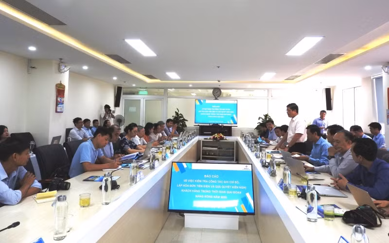 Đoàn kiểm tra liên ngành làm việc với Công ty Điện lực Thừa Thiên Huế.