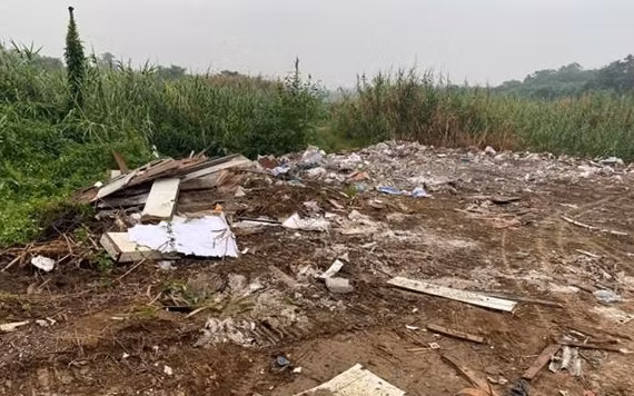 Phế liệu, chất thải đổ la liệt.