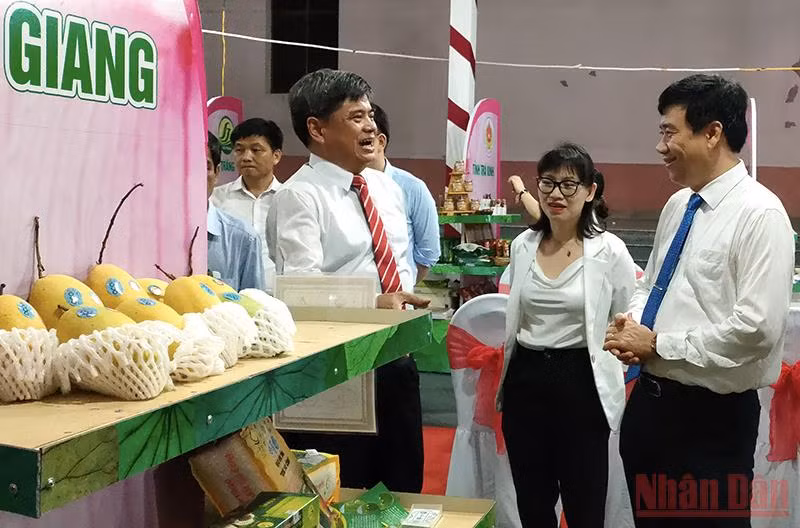 Thứ trưởng Trần Thanh Nam và Chủ tịch UBND tỉnh Đồng Tháp Phạm Thiện Nghĩa tại diễn đàn.