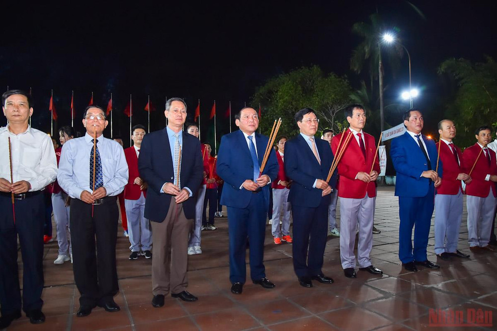 Các đại biểu dâng hương tại tượng đài Bác Hồ tại Trung tâm Huấn luyện thể thao quốc gia Hà Nội. Đoàn Thể thao Việt Nam xuất quân dự SEA Games 31 -0