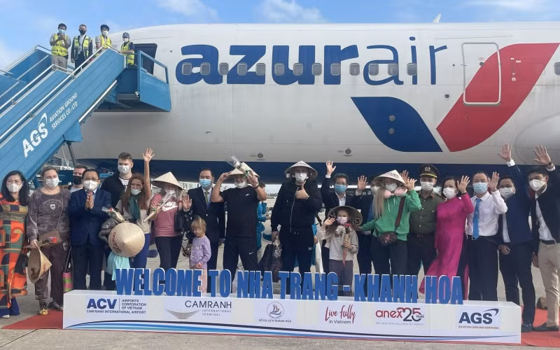 Lễ đón khách du lịch Nga trở lại Nha Trang-Khánh Hòa trên chuyến bay số hiệu ZF743 của Hãng hàng không Azur Air. 