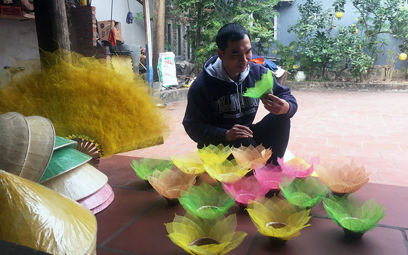 Anh Kiều Cao Dũng bên các sản phẩm làm từ xương lá bồ đề. Dưới tán cây bồ đề -0