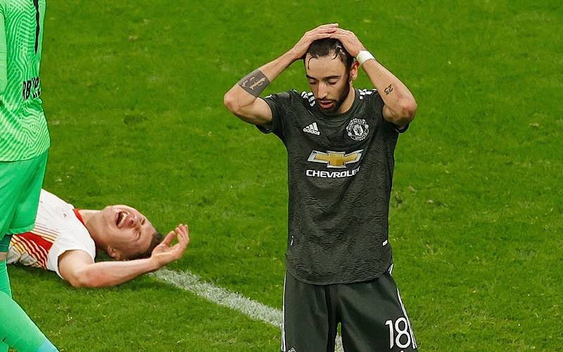 B. Fernandes (áo đen) thất vọng sau thất bại của Man United.