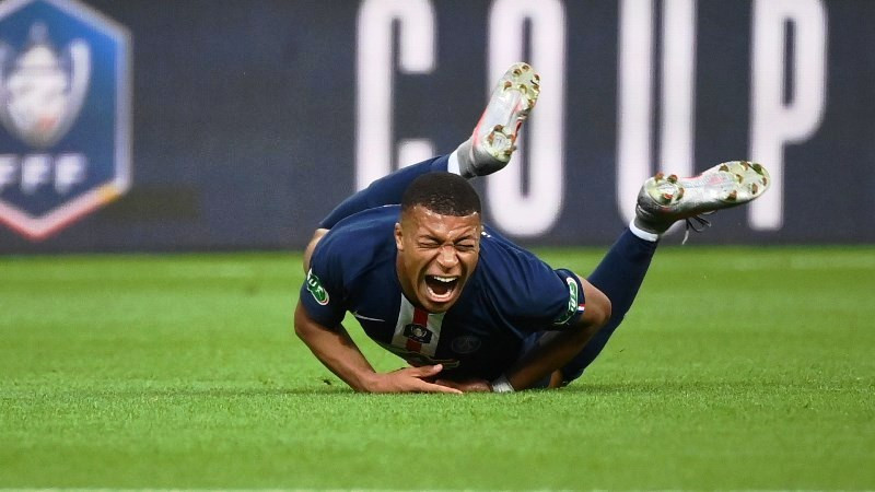Mbappe nằm sân đau đớn sau pha phạm lỗi thô bạo từ Loic Perrin. Ngôi sao người Pháp sau đó khập khiễng rời sân và được chẩn đoán ban đầu dính chấn thương mắt cá. (Ảnh: Getty Images) Paris Saint-Germain lần thứ 13 Vô địch Cúp quốc gia Pháp -0