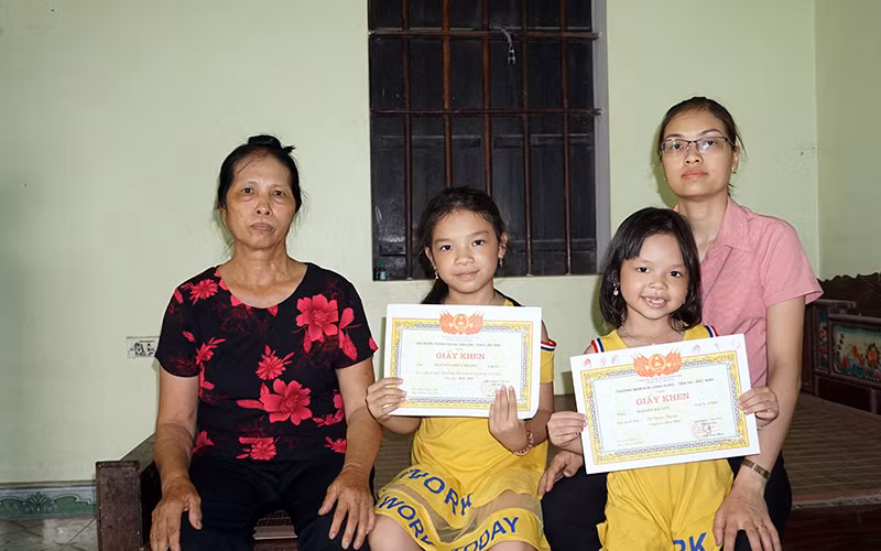 Bà mẹ Việt Nam Anh hùng Bùi Thị Sửu (bên trái) cùng con dâu và cháu nội.