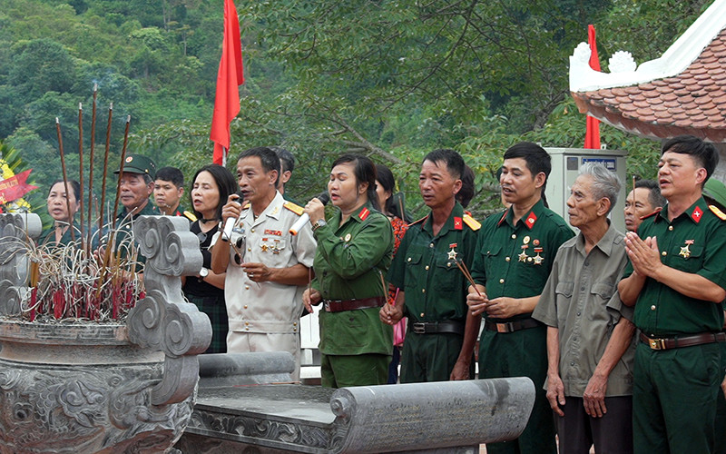 Các cựu binh cùng hòa giọng "Về đây đồng đội ơi" trước đài hương 468. Ảnh: TÀI VĂN