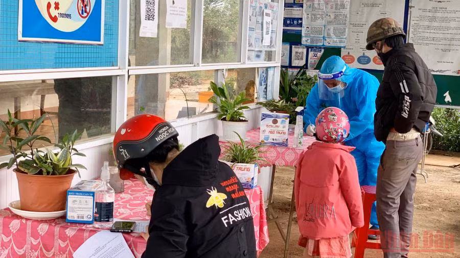 Người dân phường Diên Hồng (thành phố PleiKu) đến Trạm y tế phường khai báo y tế để được hướng dẫn phòng, chống dịch.
