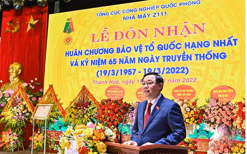 Chủ tịch Quốc hội Vương Đình Huệ phát biểu chúc mừng Nhà máy Z111 tại buổi lễ. (Ảnh: DUY LINH)