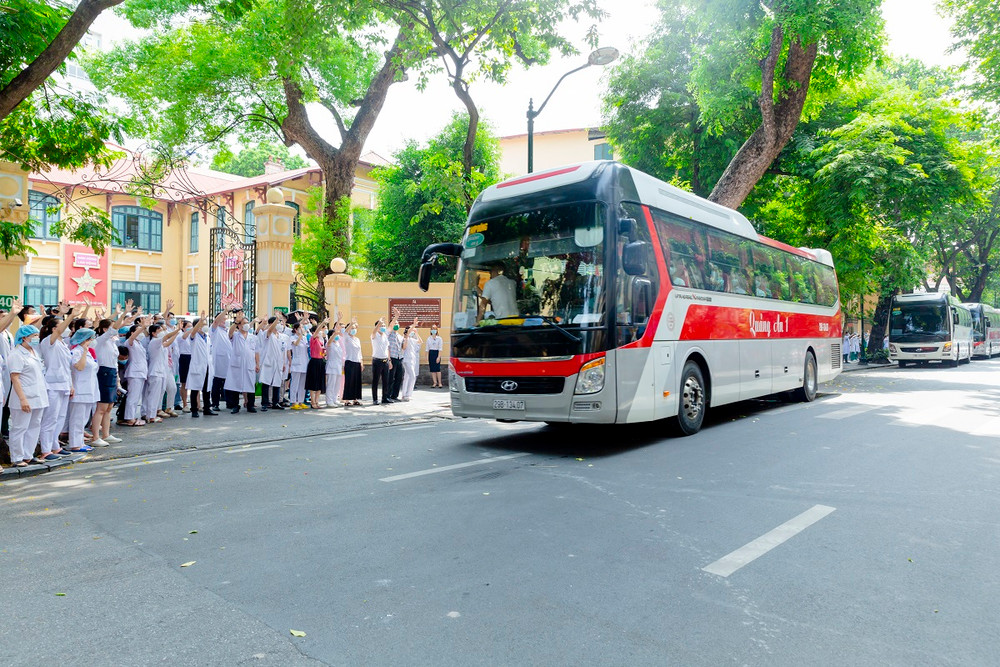 Những đoàn xe nối đuôi nhau đưa các y bác sĩ ra sân bay đến TP Hồ Chí Minh. 501A3388-1628214313510.jpg