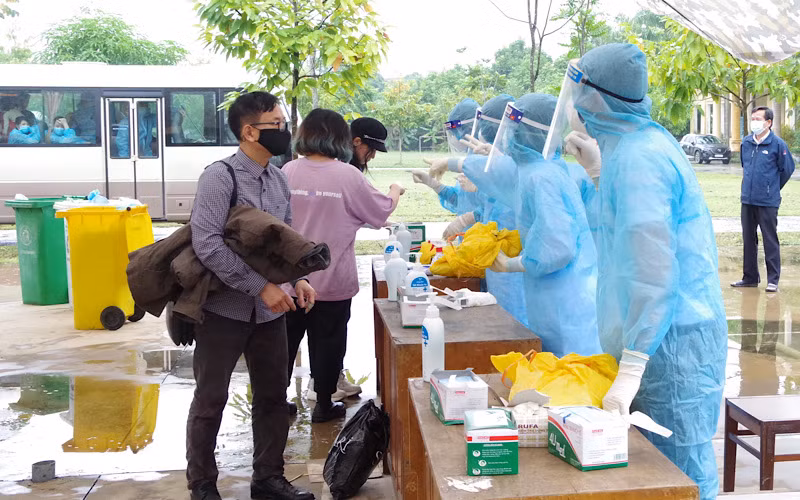 Các công dân được cấp phát khẩu trang, nước rửa tay, đồ dùng cá nhân, hướng dẫn cách phòng chống dịch trước khi vào khu vực cách ly.