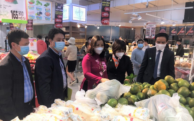 Ban tổ chức chương trình kiểm tra các loại hàng hóa, giá khuyến mại tại siêu thị Big C Thăng Long. 200 doanh nghiệp khuyến mại tới 100% trong đêm “Hanoi Midnight Sale” -0