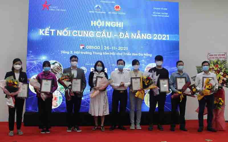 Trao chứng nhận OCOP cho 8 sản phẩm. Hơn 100 doanh nghiệp tham gia kết nối cung cầu -0