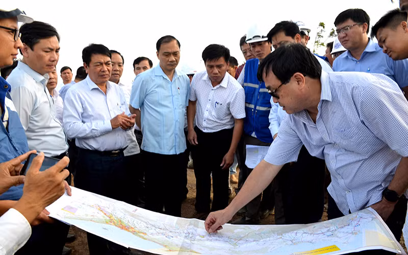 Đoàn công tác Quốc hội đi khảo sát hiện trường tại một số gói thầu thi công dự án; một số mỏ có khả năng cung cấp nguồn vật liệu đất đắp cho dự án.