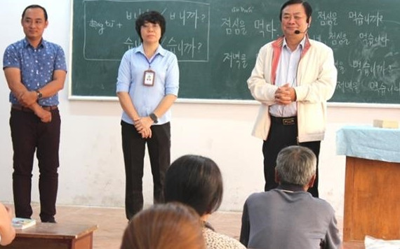 Bí thư Tỉnh ủy Đồng Tháp Lê Minh Hoan (bìa phải) trò chuyện với học viên đào tạo sang thị trường Nhật Bản làm việc.
