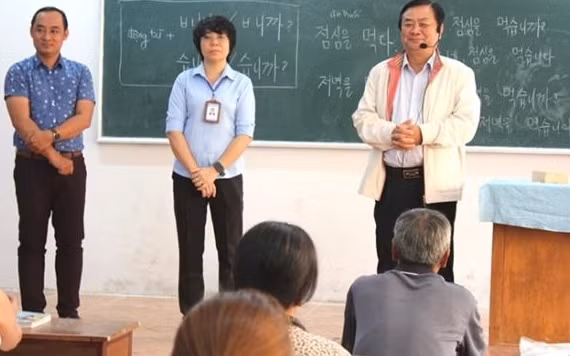 Bí thư Tỉnh ủy Đồng Tháp Lê Minh Hoan (bìa phải) trò chuyện với học viên đào tạo sang thị trường Nhật Bản làm việc.