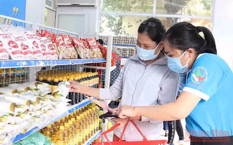 Hội viên phụ nữ khó khăn mua hàng tại siêu thị.