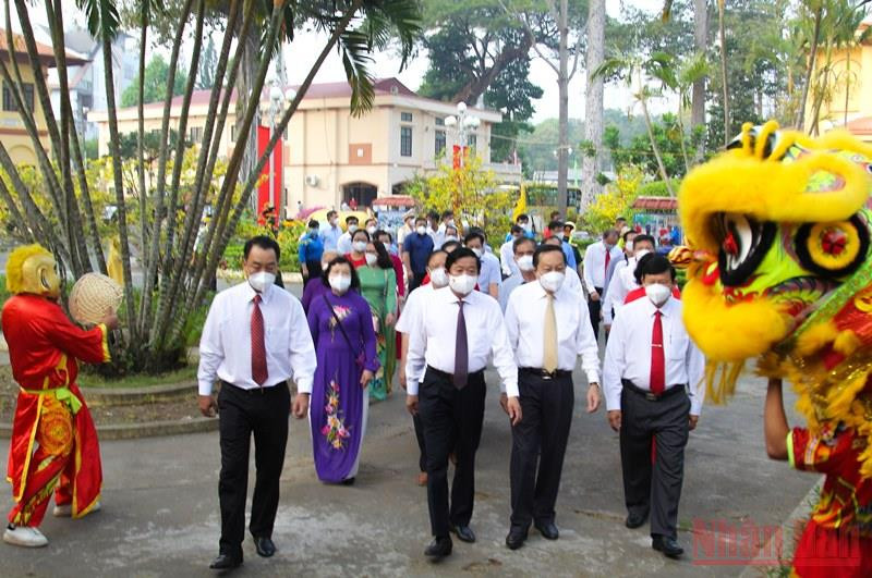 Lãnh đạo tỉnh Vĩnh Long vào viếng, thắp hương tại nơi thờ tự Quốc Tổ Hùng Vương được đặt tại ngôi Nhà cổ trong khuôn viên Bảo tàng Vĩnh Long (phường 1, TP Vĩnh Long).