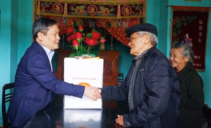 Bí thư Tỉnh ủy Quảng Bình Vũ Đại Thắng thăm, chúc Tết nhà báo lão thành Trần Quốc Vinh, nguyên Vụ trưởng Vụ Tổ chức cán bộ, Báo Nhân Dân.