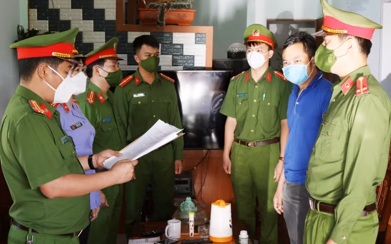 Công an Quảng Bình tống đạt quyết định khởi tố vụ án, khởi tố bị cán đối với Cao Tiến Dũng.