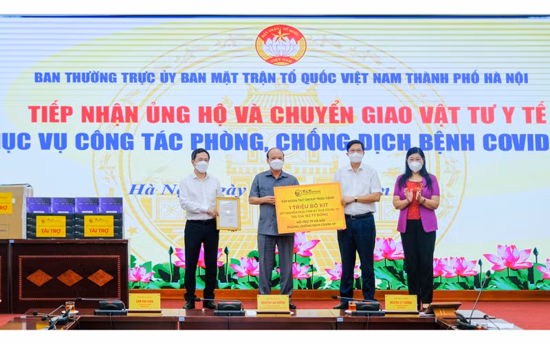 Đại diện Tập đoàn T&T Group trao tặng 1 triệu bộ kit xét nghiệm PCR cho đại diện Sở Y tế thành phố Hà Nội và UB MTTQ Việt Nam thành phố Hà Nội.