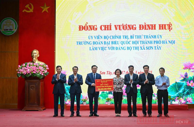 Bí thư Thành ủy Hà Nội Vương Đình Huệ trao kinh phí hỗ trợ xây dựng nhà đại đoàn kết cho thị xã Sơn Tây. (Ảnh: DUY LINH) Sơn Tây phát huy tiềm năng, lợi thế của đô thị cổ để phát triển kinh tế -0