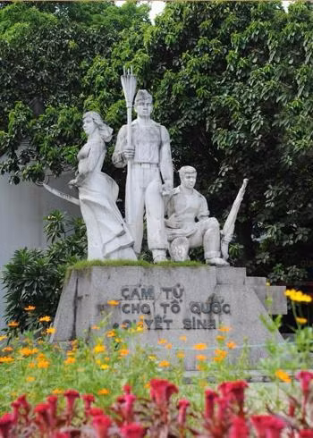 Tượng đài Cảm tử cho Tổ quốc quyết sinh trên phố Ðinh Tiên Hoàng (Hà Nội).