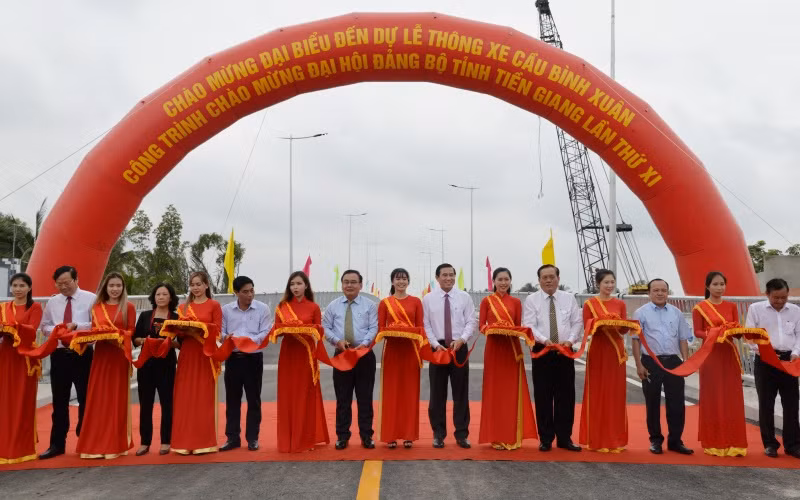 Các đại biểu cắt băng khánh thành cầu Bình Xuân.