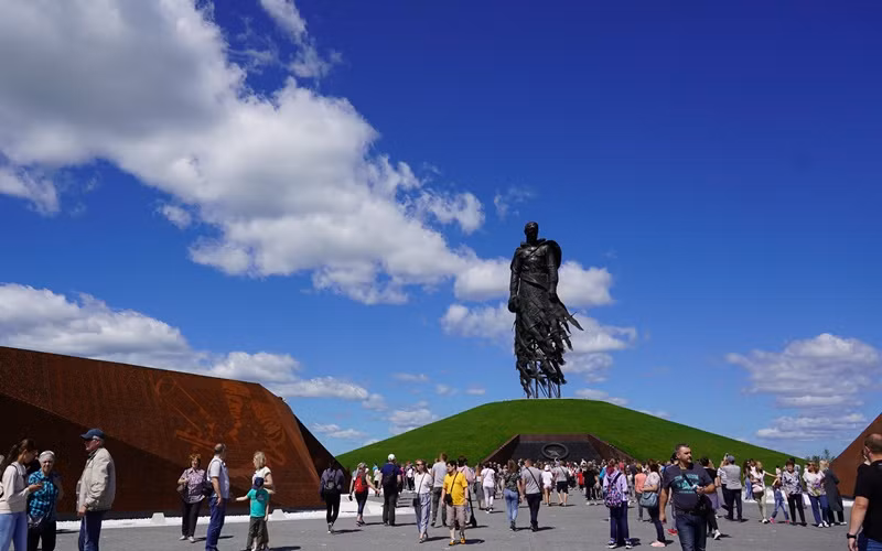 Người dân khắp nơi đổ về Rzhev, đặt hoa bên tượng đài Người lính Xô-viết. (Ảnh: QUẾ ANH)