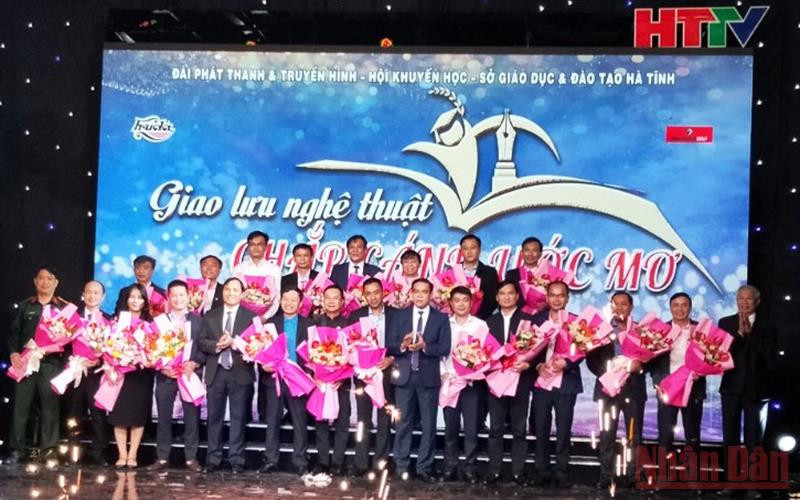 Lãnh đạo tỉnh Hà Tĩnh tri ân các đơn vi, mạnh tường quân đồng hành cùng quỹ khuyến học, khuyến tài Hà Tĩnh. Hơn 13 tỷ đồng đến với tân sinh viên nghèo Hà Tĩnh -0