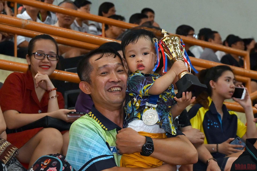 Niềm vui bên người thân của VĐV Đoàn Kiến Quốc sau khi giành giải Nhì nội dung đôi nam tại Giải vô địch bóng bàn toàn quốc Báo Nhân Dân lần thứ 37. Dấu ấn những mùa giải thành công -0