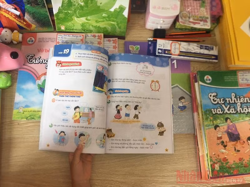 Ngoài thời gian học tập trên lớp, học sinh lớp 1 không phải làm thêm bài tập về nhà. Ảnh: ĐỨC DUY