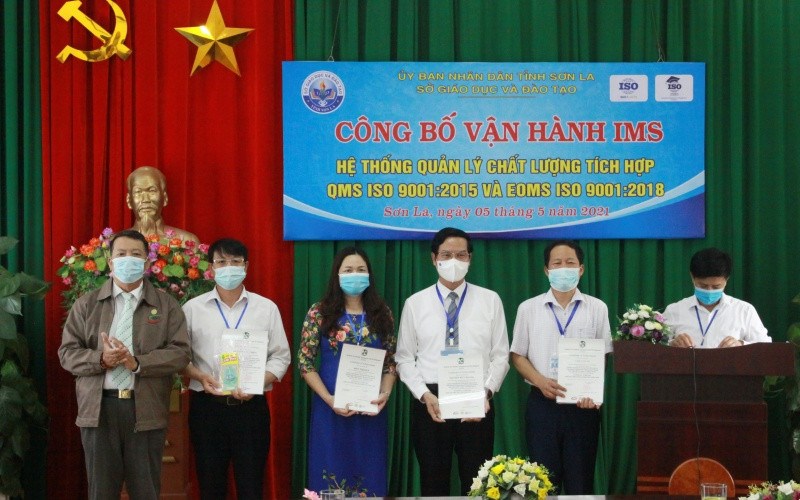 Sở GD và ĐT tỉnh Sơn La trao tài liệu, thủ tục, quy trình quản lý IMS. 