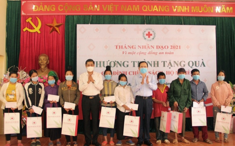 Đồng chí Trần Thanh Mẫn tặng quà cho các hộ gia đình chính sách xã Hua La và phường Chiềng Cơi. IMG_9854-1620212090673.jpg