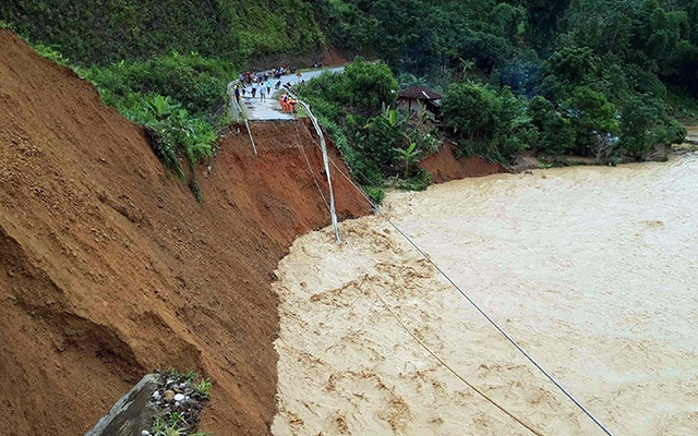 Lũ quét có thể gây sạt lở nghiêm trọng nhiều tuyến đường. (Ảnh: HÀ DŨNG) Làm gì khi lũ đến? -0