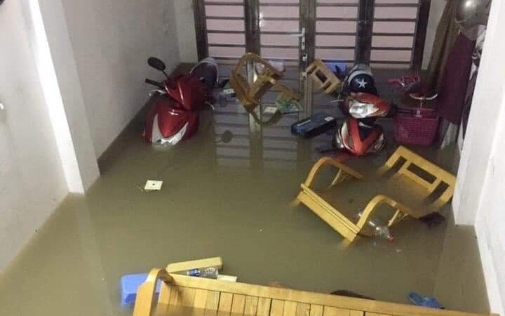 Không chạm vào thiết bị điện nếu các thiết bị này bị ướt hoặc bạn đang đứng trong nước, hãy ngắt nguồn điện trước. (Ảnh: QUANG THỌ) Làm gì khi lũ đến? -0